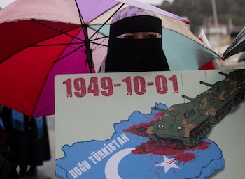 Un manifestante de etnia uigur