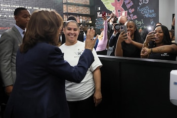 La candidata presidencial demócrata y vicepresidenta de Estados Unidos, Kamala Harris, posa para fotografías en Kuzzo's Chicken & Waffles, en Detroit, Michigan, Estados Unidos, el 3 de noviembre de 2024. REUTERS/Leah Millis
