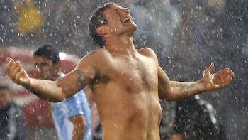 El delantero le dio la