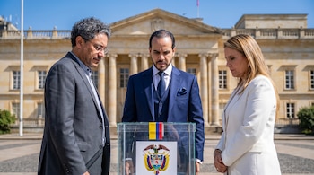 Iván Cepeda, Abelardo de la Espriella y Paloma Valencia miran una urna transparente con el escudo colombiano frente al Palacio de Nariño en Bogotá.