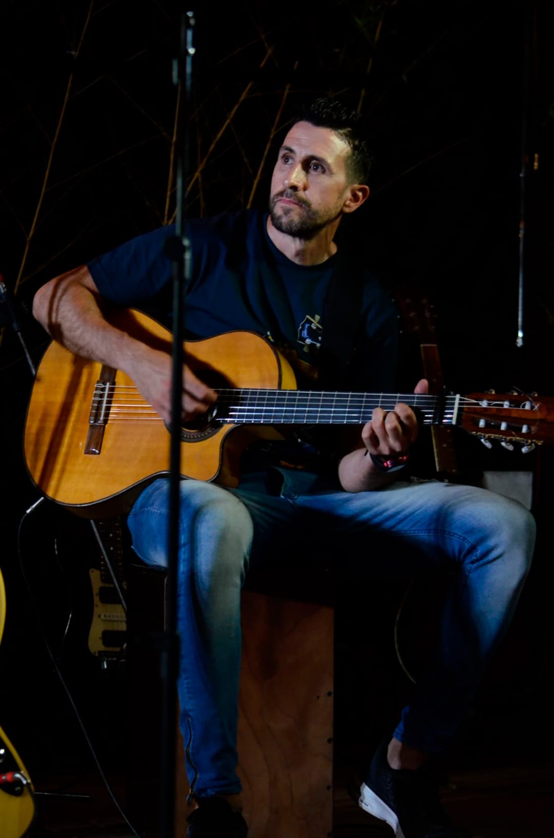 Sabe tocar distintos instrumentos, como guitarra, piano, batería, charango y bajo (Crédito: Juan Pablo Raponi)