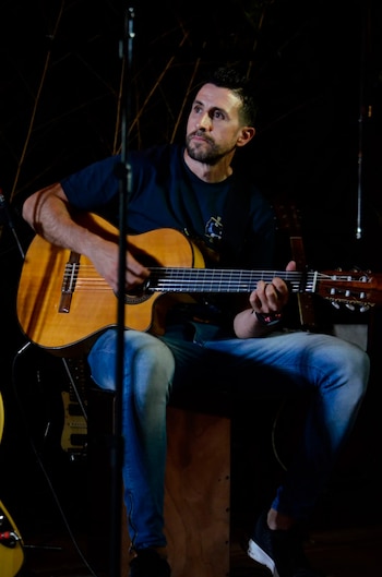 Sabe tocar distintos instrumentos, como