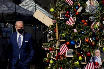 El presidente Joe Biden camina