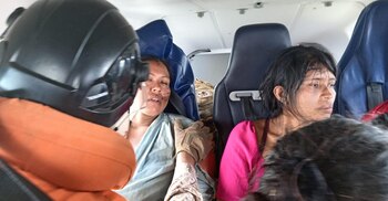Rescate de las personas abordo de la avioneta que se estrelló. (Ministerio de Defensa de Bolivia)