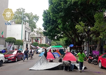 La circulación en Abraham González, entre General Prim y Atenas, en la alcaldía Cuauhtémoc, permanece cerrada por manifestantes en las inmediaciones de la SEGOB (X@OVIALCDMX)