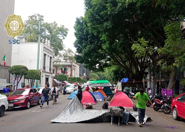 La circulación en Abraham González, entre General Prim y Atenas, en la alcaldía Cuauhtémoc, permanece cerrada por manifestantes en las inmediaciones de la SEGOB (X@OVIALCDMX)