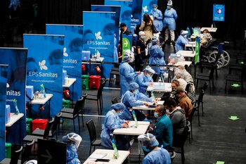 Personal sanitario atiende a adultos mayores que recibirán la vacuna contra la covid-19. EFE/ Carlos Ortega/Archivo