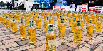 El operativo de la Polfa, la Secretaría de Hacienda de Cundinamarca, el Invima y Bavaria permitió incautar botellas, tapas, maquinaria artesanal e insumos para el reenvasado ilegal de cerveza - crédito Gobernación de Cundinamarca