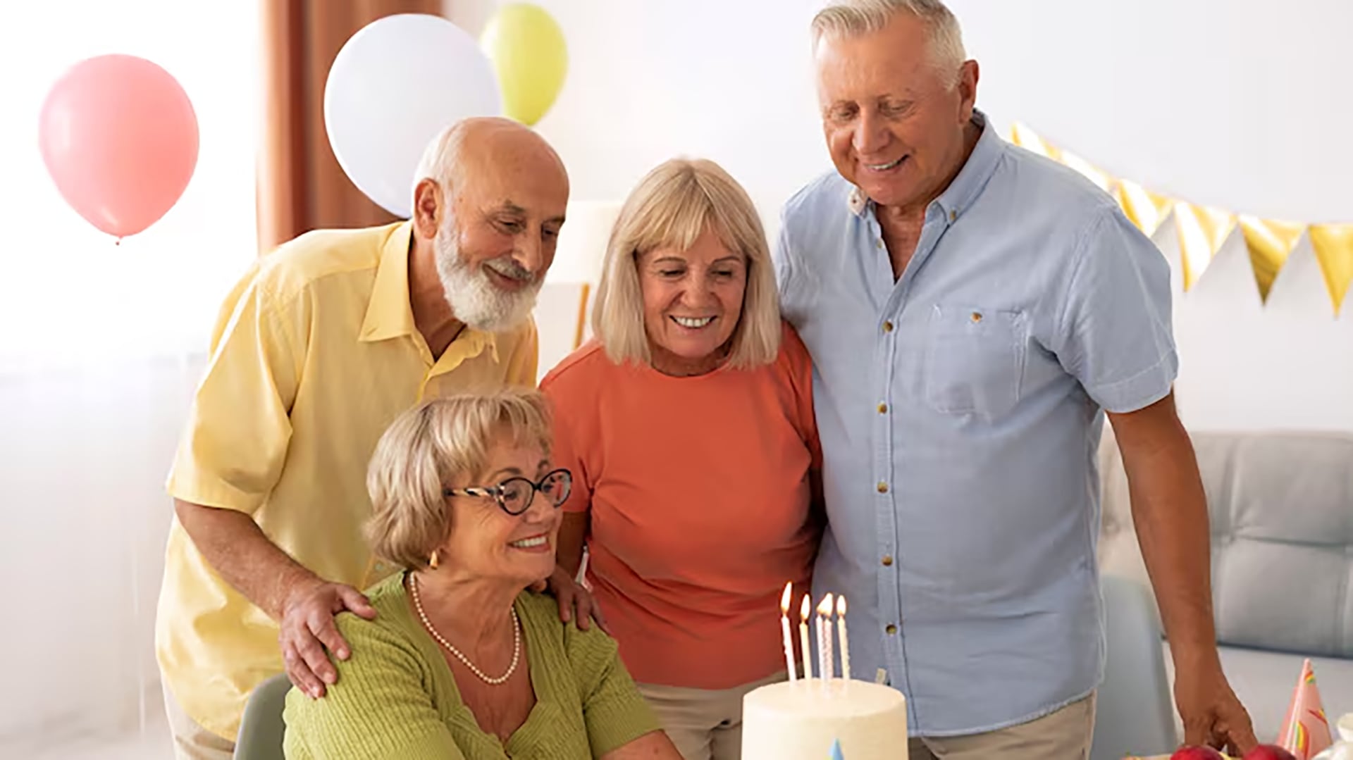 La baja natalidad redefine el lugar de las personas mayores en la familia y pone en duda la llegada de la abuelidad.