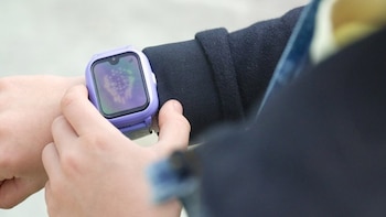 Niños con GPS y perros