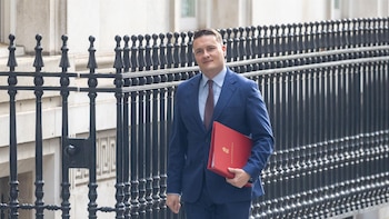 El exministro de Sanidad Wes Streeting se postula para disputar a Starmer el liderazgo del Partido Laborista