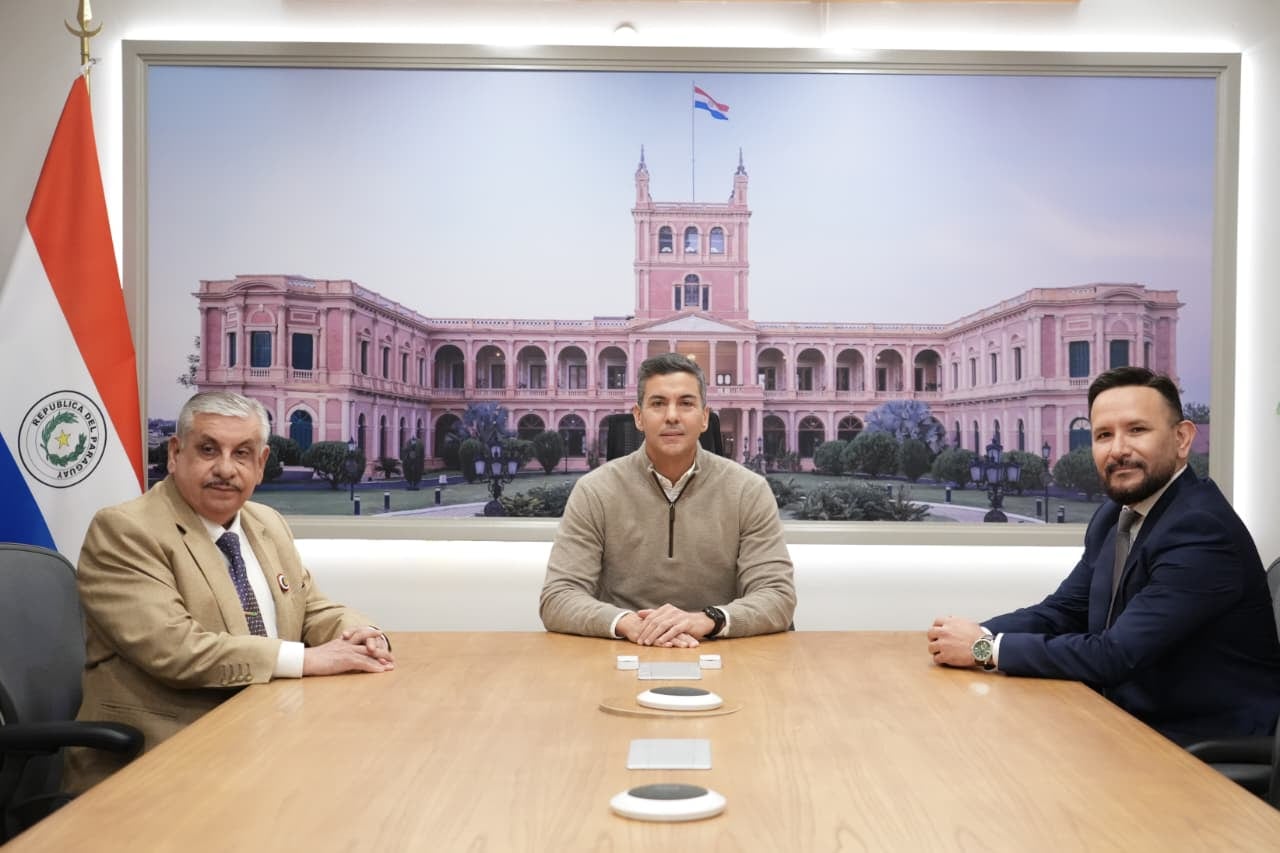 El presidente de Paraguay, Santiago Peña, junto a Isaías Fretes (izquierda) y Derlis León (derecha)
