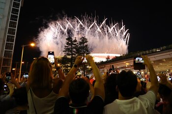 Juegos Olímpicos de Tokio 2020 - Ceremonia de clausura de los Juegos Olímpicos de Tokio 2020 - Estadio Olímpico, Tokio, Japón - 8 de agosto de 2021. Se ven fuegos artificiales durante la ceremonia de clausura desde el exterior del estadio REUTERS/Kim Kyung-Hoon