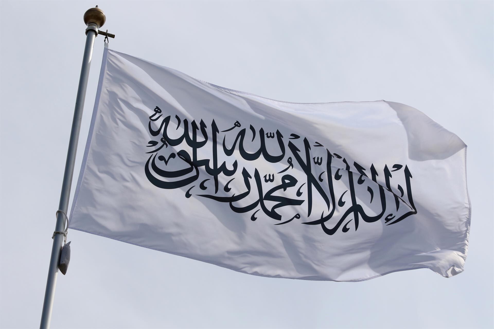 La bandera del Emirato Islámico de Afganistán ya ondea en el balcón de la embajada afgana en Moscú.