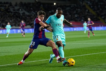 Pau Cubarsí disputa el balón