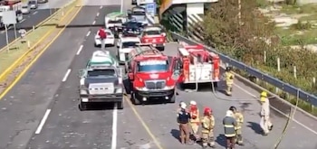 Los bomberos y elemntos de protección civil acudieron al auxilio para apagar el incendio, sin embargo los tripulantes ya había muerto casi de forma instantánea Foto: Redes sociales