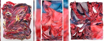 Tres obras en relieve compuestas por telas plegadas y pintadas en tonos rojos, rosados y azules sobre fondo blanco