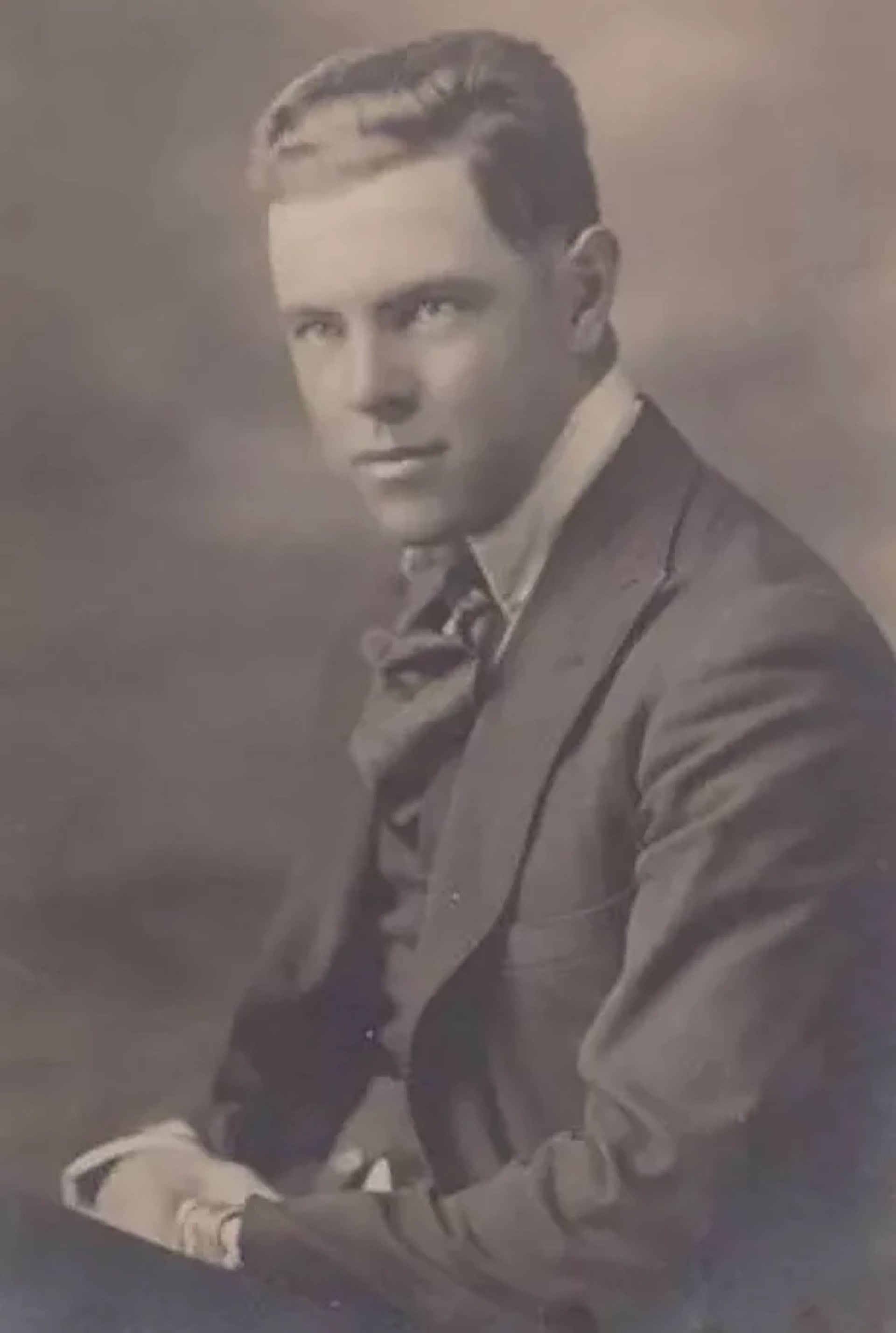 Gladys Pearl Baker conoció a Charles Stanley Gifford durante su trabajo en una empresa de montaje de películas en Hollywood