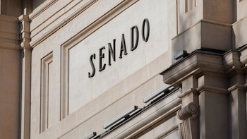 El PP tienta a Junts y PNV para aprobar esta semana en el Senado la exigencia de elecciones que veta el Congreso