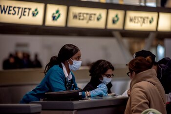 Empleados llevan mascaras cuando hablan