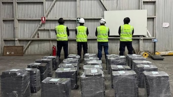 Hallan más de 900 kilos de cocaína en una nave.