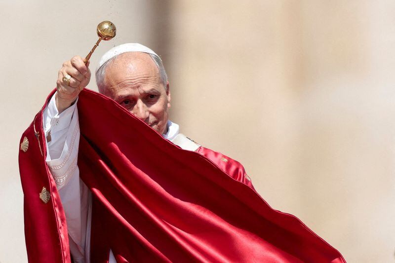 El Papa León XIV dirige la misa del Jubileo de los Movimientos, Asociaciones y Nuevas Comunidades Eclesiales, en la plaza de San Pedro, en El Vaticano, el 8 de junio de 2025. REUTERS/Remo Casilli