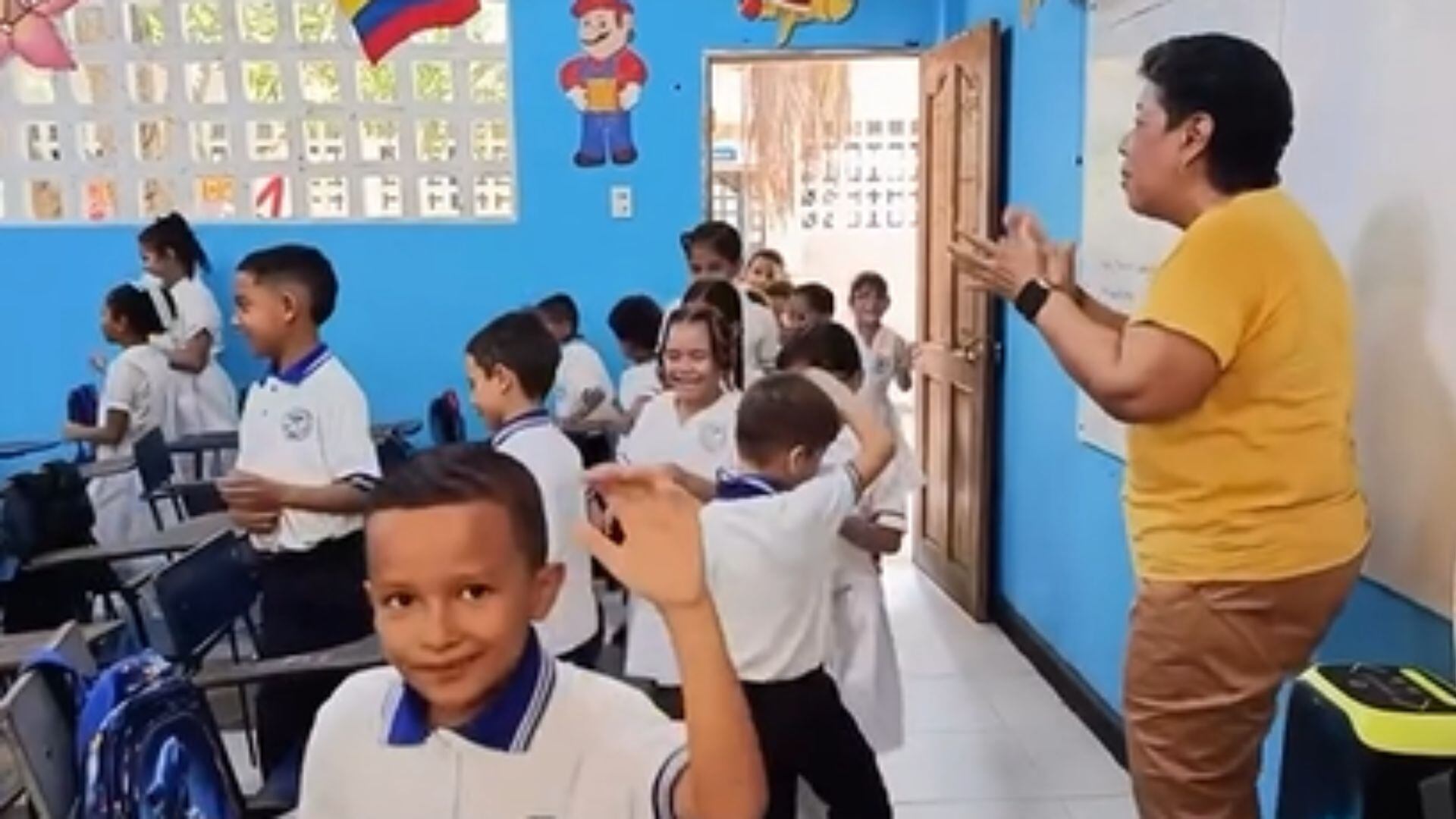Docente convierte regreso a clases en una celebración musical