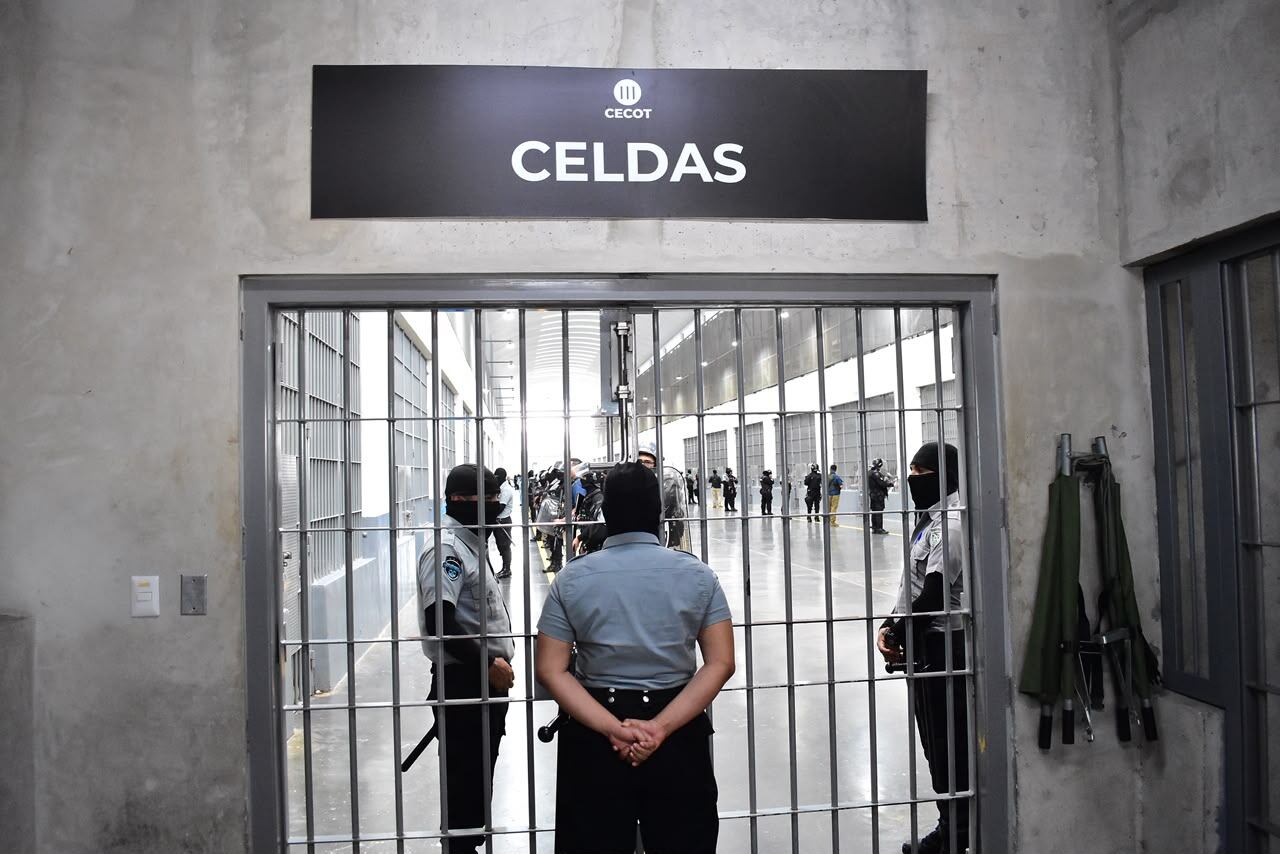 Los controles de acceso y la presencia de personal de seguridad forman parte del esquema operativo que las autoridades presentaron a la presidente costarricense. (Infobae Centroamérica/Emerson Del Cid)