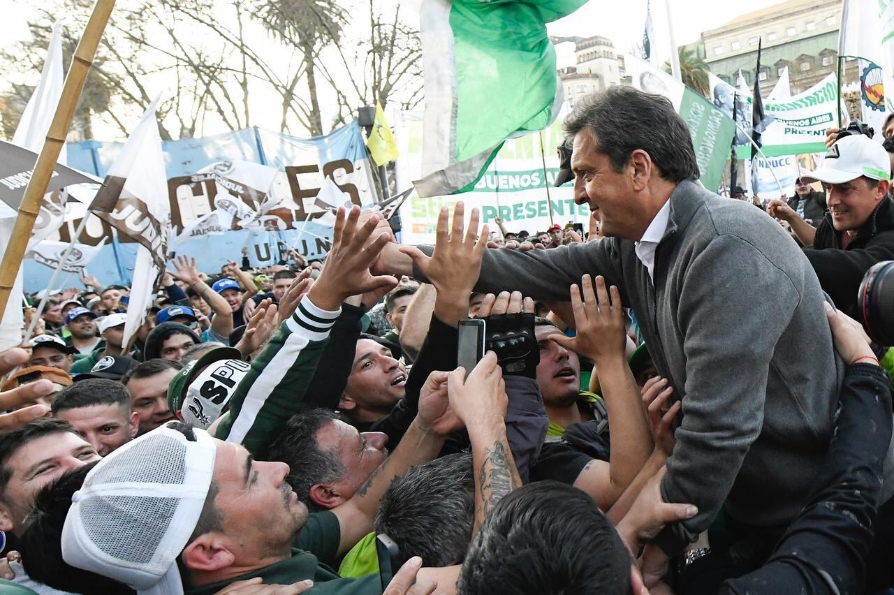 El escenario actual remite a la experiencia de la gestión de Sergio Massa como ministro de Economía, cuando para avanzar con el régimen cedular, que estableció un piso de 15 Salarios Mínimos Vitales y Móviles (SMVM), los gobernadores pidieron a cambio que la coparticipación del Impuesto a la Transferencia de Combustibles Líquidos