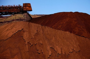 Una máquina descarga mineral de hierro en un montón en una mina situada en la región de Pilbara, en Australia Occidental, el 2 de diciembre de 2013. (REUTERS/David Gray)