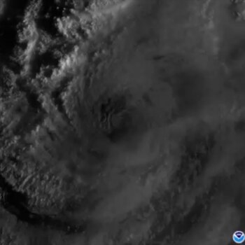 (GIF: NOAA/NHC)