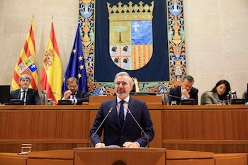 El presidente del PP de Aragón, Jorge Azcón durante la segunda sesión de debate investidura del Parlamento aragonés este miércoles donde será investido presidente con los votos de sus 26 diputados y los 14 de Vox. EFE/ Javier Cebollada