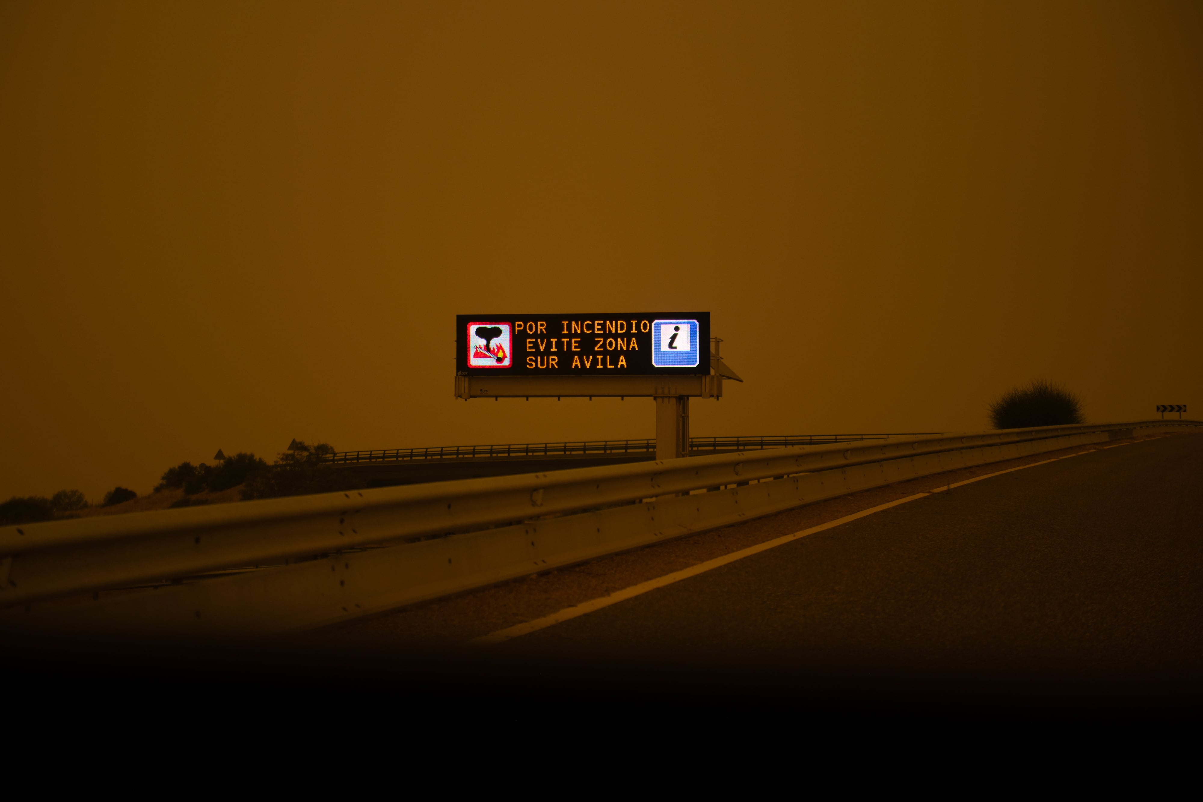 Estado de las carreteras de la DGT: los incendios mantienen cortadas 43 vías secundarias en Madrid, Ávila, Toledo y Castellón