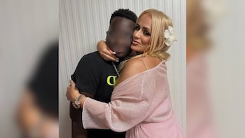 El verano en que La Húngara ‘adoptó’ a su hijo a una senegalesa que hacía trenzas en la playa de Chiclana: “Recuerdo que lo cogí y ya no podía soltarlo”