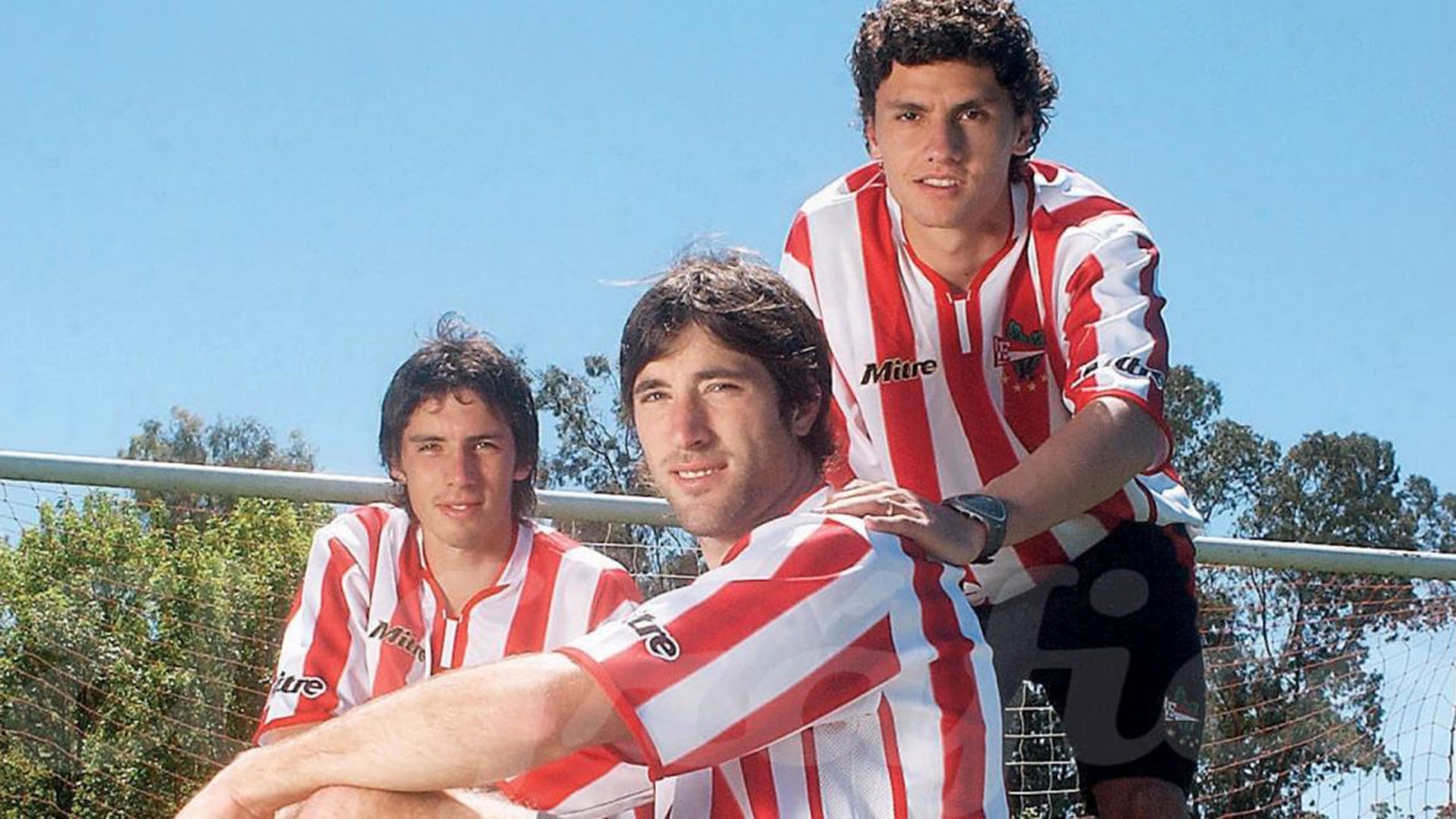 Un joven Marcelo Carrusca junto a José Sosa y Mariano Pavone. Todos con los colores de Estudiantes (Foto El Gráfico)