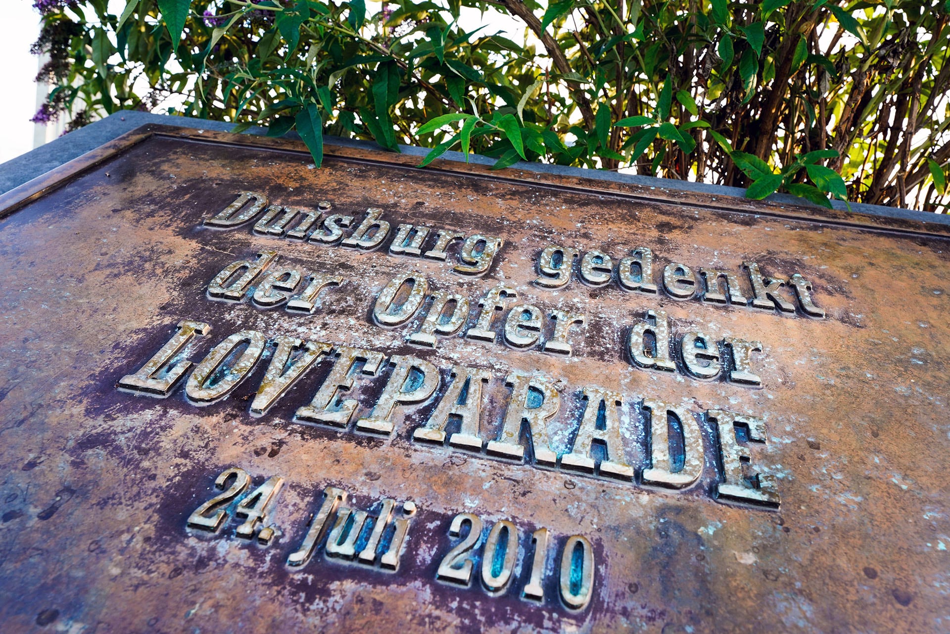 Una placa conmemorativa se instaló en Duisburgo a los diez años de la tragedia. Inspecciones previas al Love Parade concluyeron que el plan podía derivar en caos, heridos y muertos (Grosby)