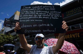 Manifestantes protestan contra un decreto de obligatoriedad de la vacuna hoy, en San José (Costa Rica). EFE/ Jeffrey Arguedas