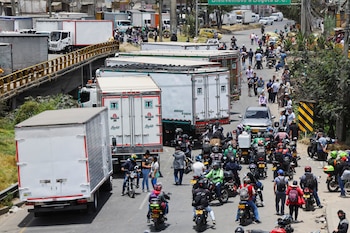 FILE PHOTO: Vehicles queue up in traffic during a protest by truckers who have cut off roads over an increase in diesel prices, in Bogota, Colombia September 5, 2024. REUTERS/Luisa Gonzalez/File Photo