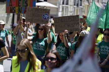 Profesores de la educación pública no universitaria durante una manifestación en Valencia (Rober Solsona / Europa Press)