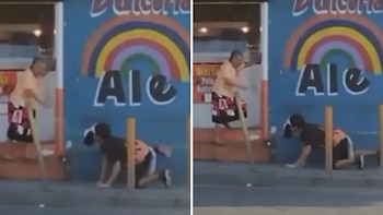 Un joven caracterizado como perro