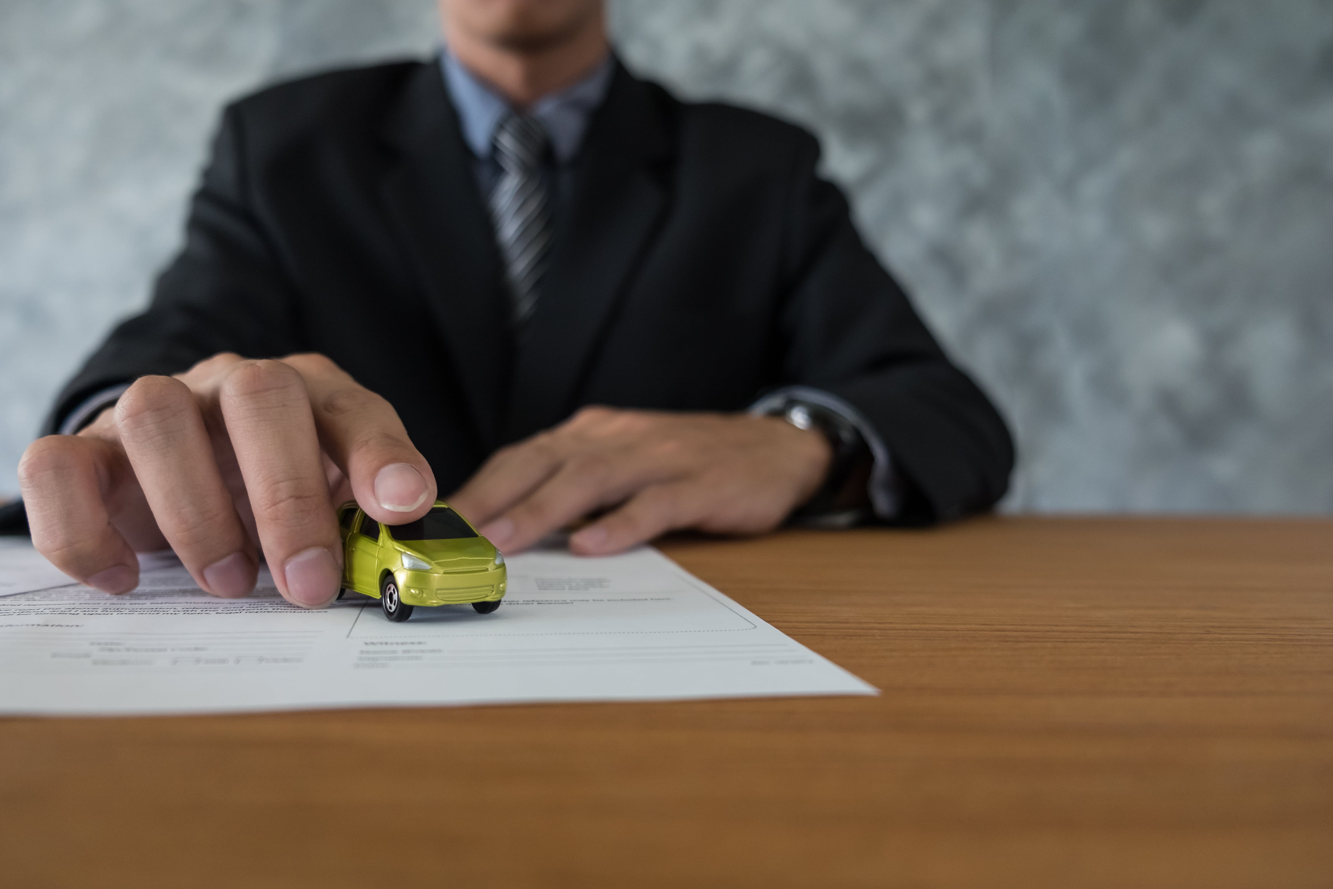 Poseer un seguro de coche es obligatorio, según la normativa española, y su carencia implica sanciones. / Freepick