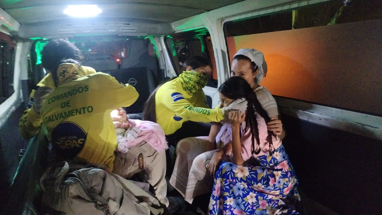 Una bebé de dos meses recibió asistencia de los Comandos de Salvamento tras una colisión vehicular en el bulevar del Ejército en Ilopango. (Foto cortesía Cruz Verde)