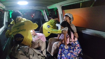 Una bebé de dos meses recibió asistencia de los Comandos de Salvamento tras una colisión vehicular en el bulevar del Ejército en Ilopango. (Foto cortesía Cruz Verde)
