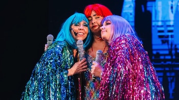 La nueva temporada de Las Bandalas 2 en el Teatro Plaza Norte fusiona humor, música y personajes icónicos, reafirmando el éxito del trío sobre el escenario.