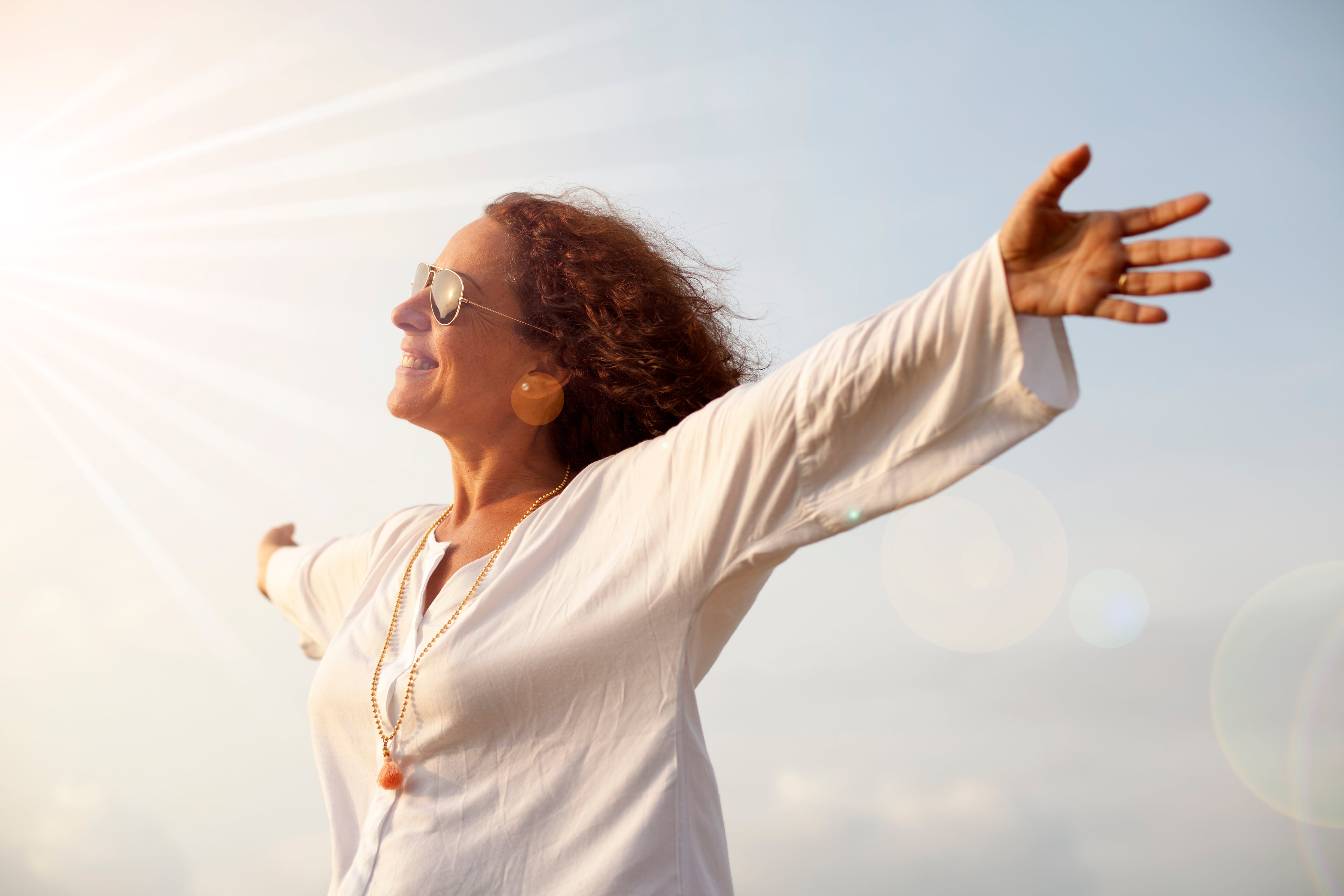 Una mujer feliz por haber sanado y crecido emocionalmente. (Adobe Stock)