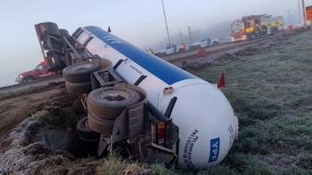 Volcó un camión con gas licuado sobre la Ruta Nacional 205 y hay corte total en ambas manos