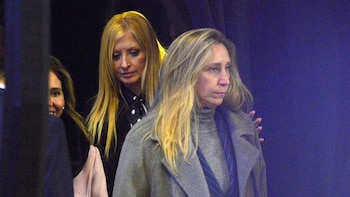 Amalia "Yuyito" González, junto a