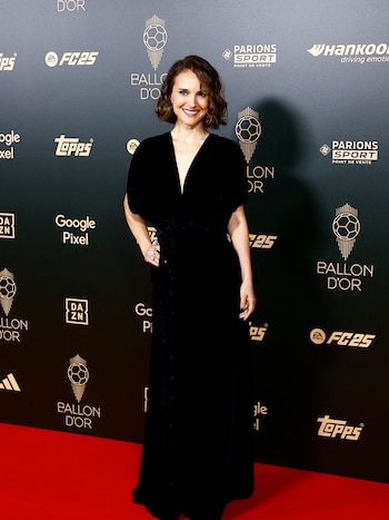 La actriz, y propietaria del club de fútbol femenino Angel City FC, se mostró en la premiación con un vestido de terciopelo, largo y de corte sencillo, con un escote en “V” y mangas cortas y amplias que le dan un toque de sofisticación. La prenda tiene un ajuste suave y cómodo, realzando su figura sin ser ajustado. (REUTERS/Sarah Meyssonnier)