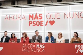 05/10/2026 El presidente del Gobierno y secretario general del PSOE, Pedro Sánchez, preside la reunión de la Comisión Ejecutiva Federal (CEF) del PSOE, en la sede del PSOE en Ferraz, a 5 de octubre de 2026, en Madrid (España). Sánchez ha anunciado hoy que disuelve las Cortes y convoca elecciones generales para el próximo 29 de noviembre.
POLITICA
Diego Radamés - Europa Press