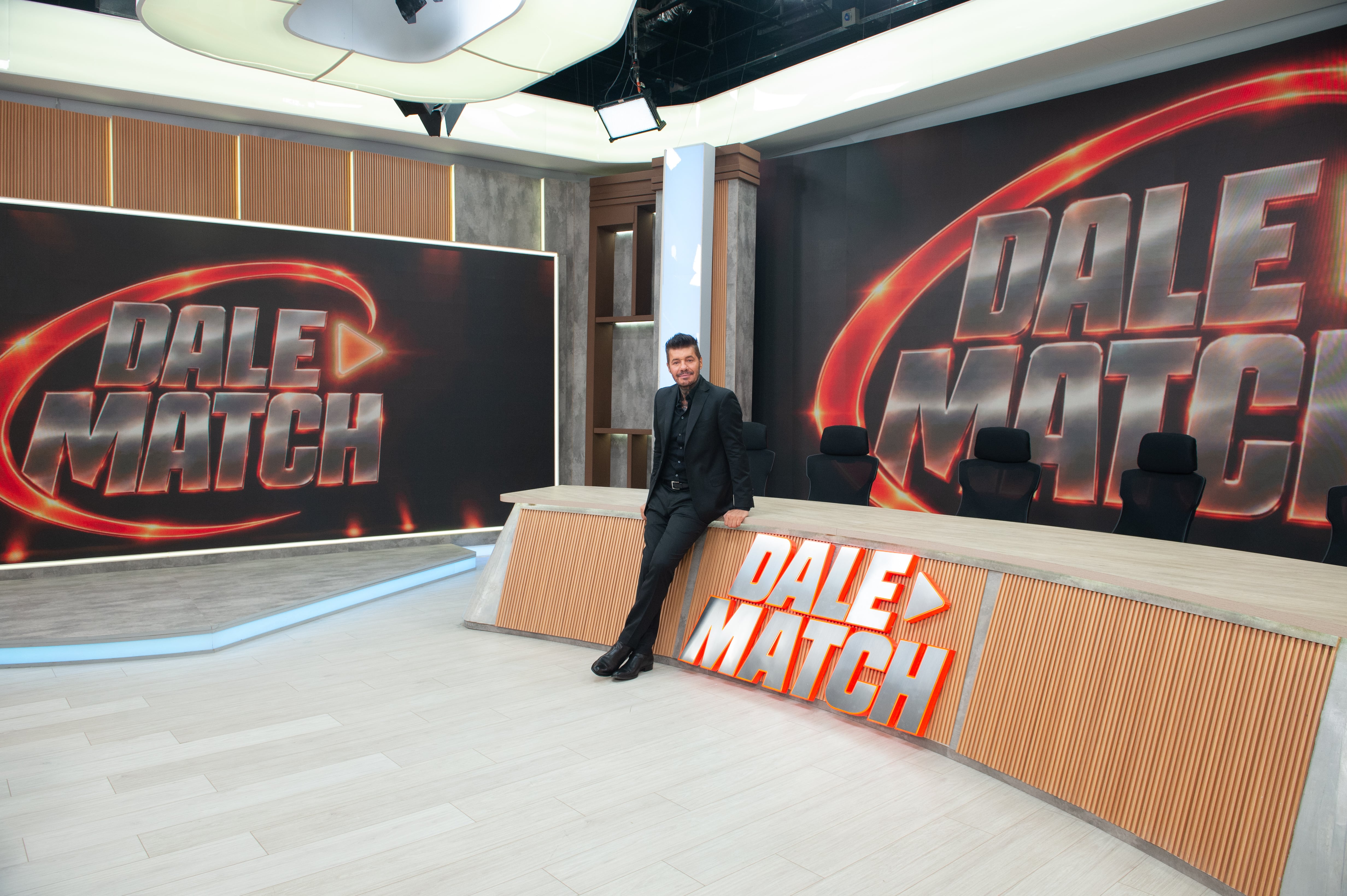 Marcelo Tinelli con la escenografía de Dale Match (Crédito: Jaime Olivos)